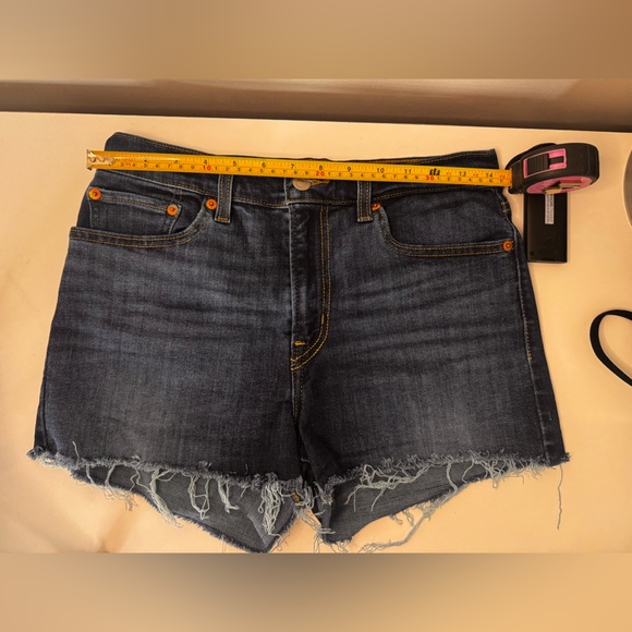 Levi’s Navy Jean Shorts with Frayed Hem and High Waist 28W, summer, stretchy - Picture 6 of 7